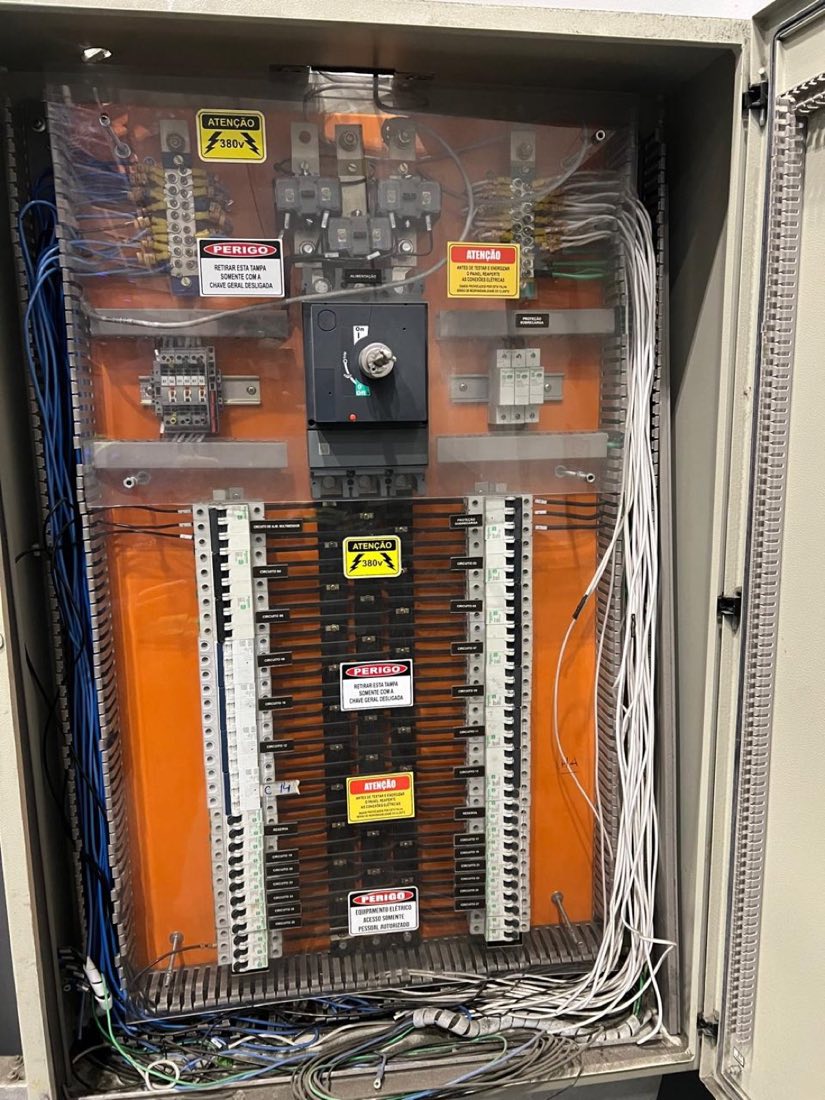 Painel elétrico industrial 380V com circuitos identificados