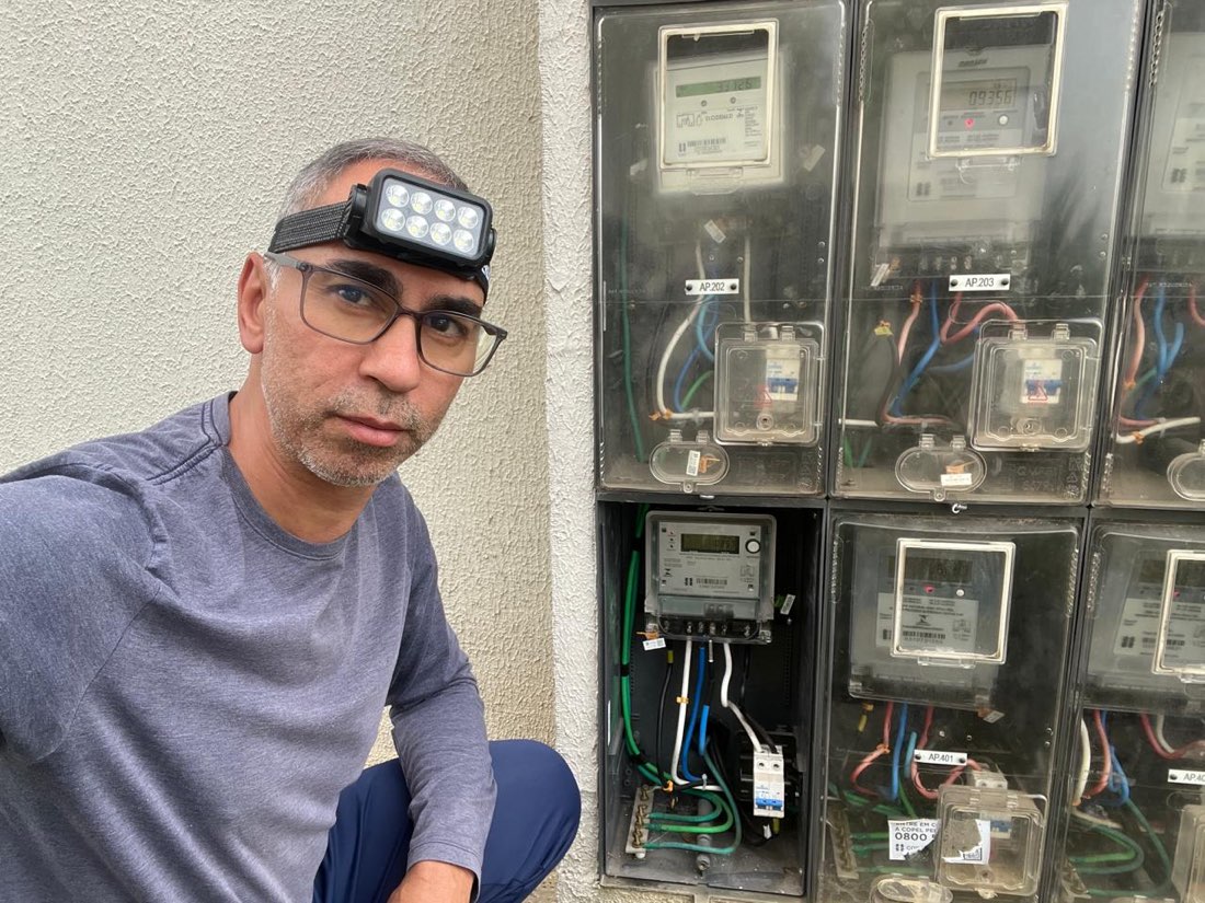 Sidnei junto ao padrão de medidores de um condomínio