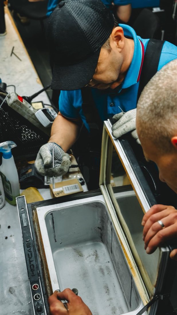 Técnicos executando reparo em freezer comercial