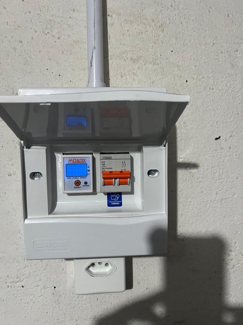 Tomada com medidor de consumo individual instalada